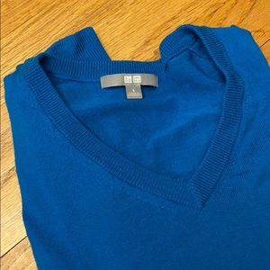 Uniqlo Turquoise light V neck sweater